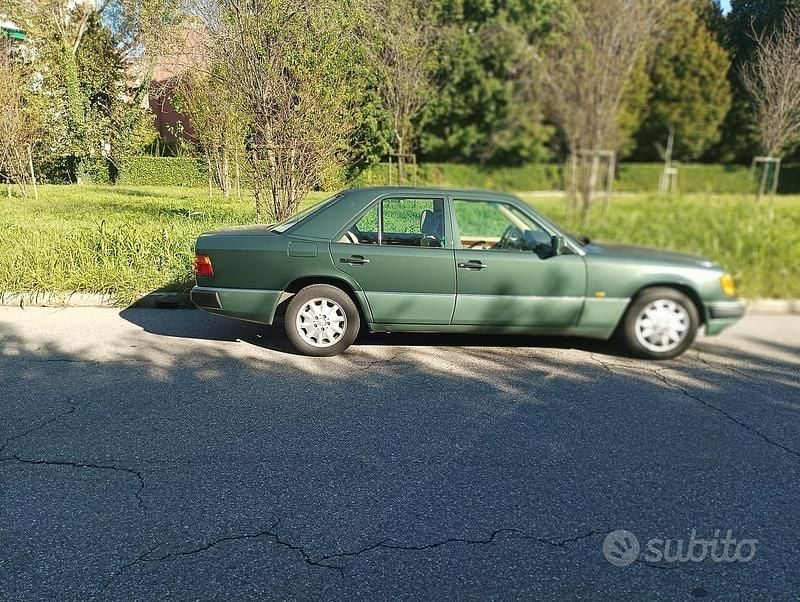Usata Mercedes E200 122 CV (89 kW) 1990 Verde Berlina