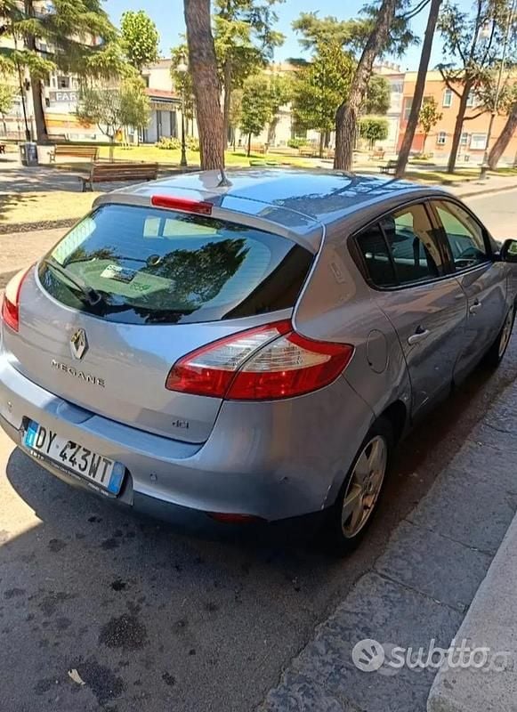 Usata 2009 Renault Mégane Dynamique Tre volumi | 2999 € (Buon prezzo) - Immagine 1/4
