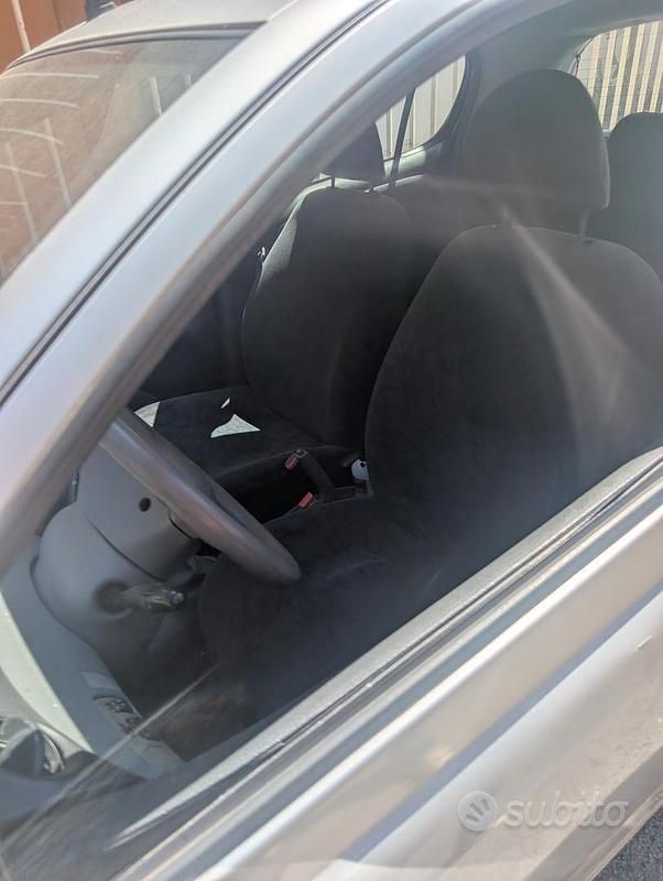 Usata Toyota Yaris 87 CV (63 kW) 2005 Grigio Utilitaria
