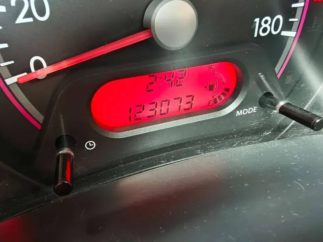 Usata Nissan Pixo 68 CV (50 kW) 2010 Rosso Utilitaria