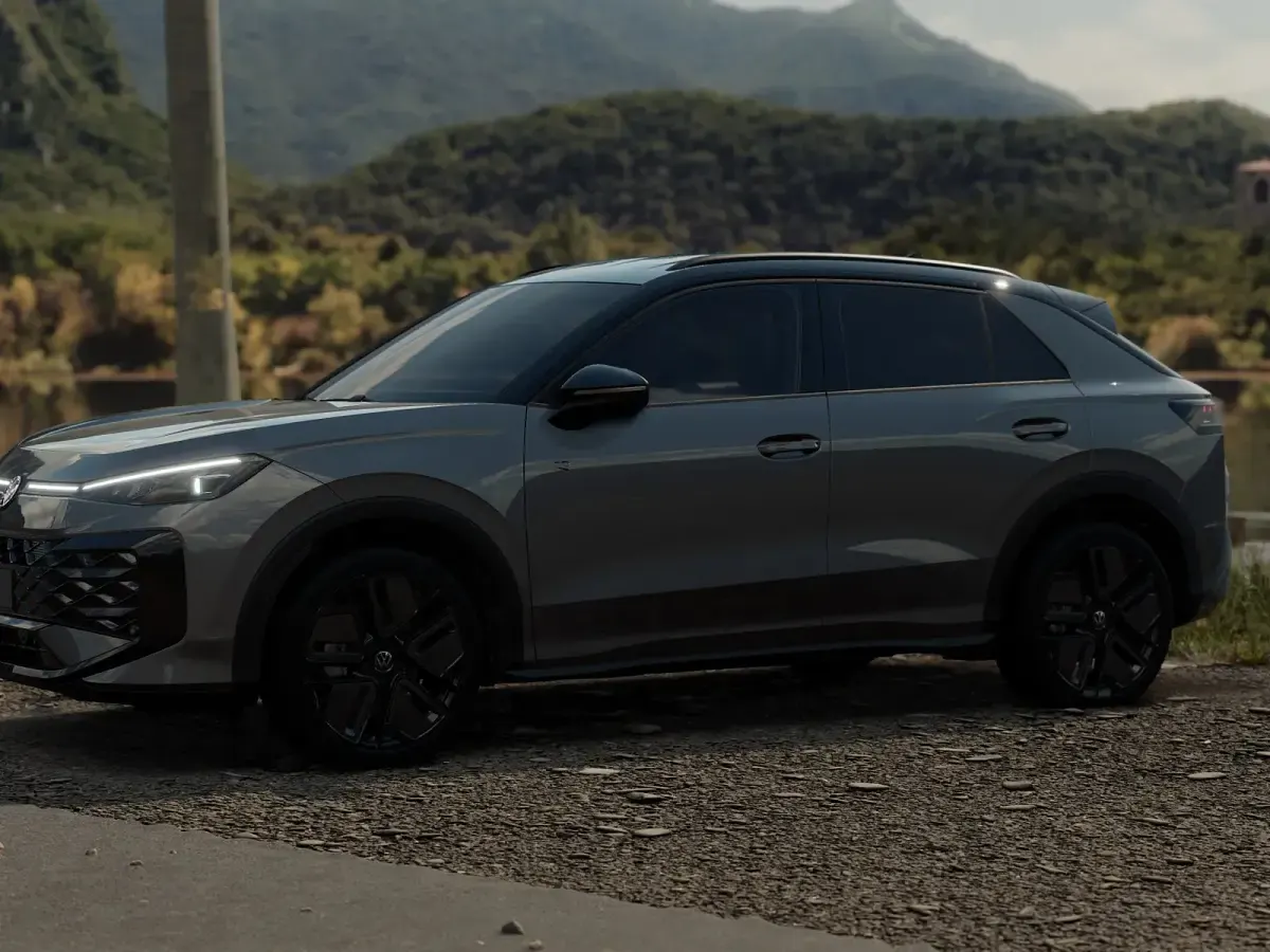 Nuova VW T-Roc R-line 150 CV (110 kW) 2026 Wolf grey metallizzato nero SUV