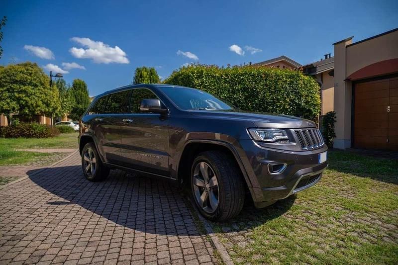 Grigio Usata 2014 Jeep Grand Cherokee Overland SUV | 16.200 € (Molto cara) - Immagine 1/4