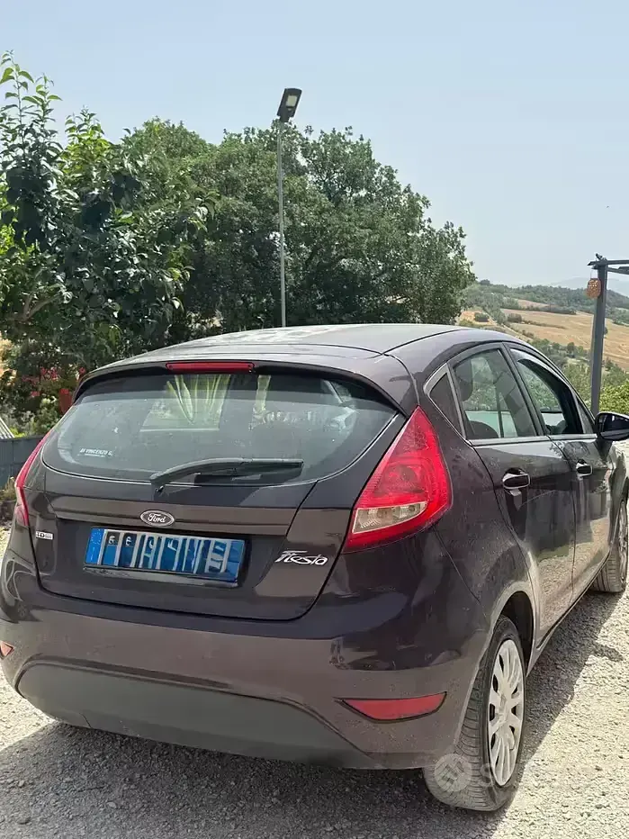 Usata Ford Fiesta 68 CV (50 kW) 2010 Viola Berlina