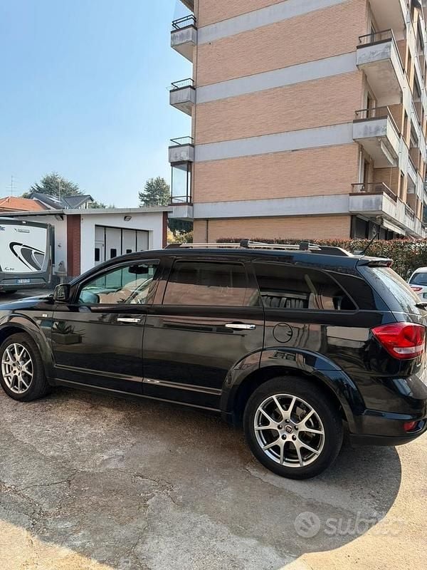 Käytetty Fiat Freemont 140 HP (102 kW) 2013 Musta Katumaasturi