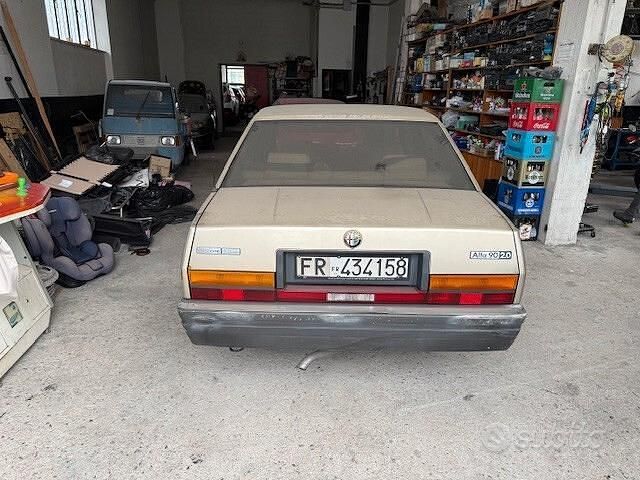 Usata Alfa Romeo 90 128 CV (94 kW) 1986 Marrone Berlina
