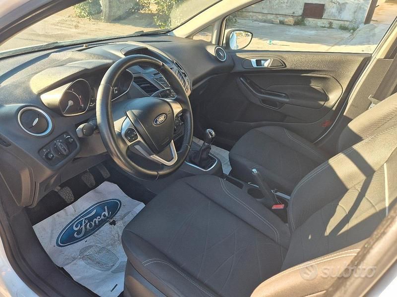Usata Ford Fiesta 75 CV (55 kW) 2015 Bianco Berlina