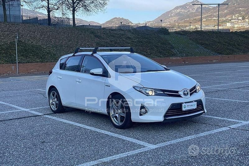 Usata Toyota Auris Hybrid Lounge 99 CV (72 kW) 2014 Bianco Utilitaria