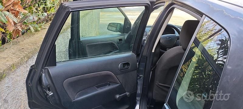 Usata Ford Fiesta 68 CV (50 kW) 2002 Blu Berlina
