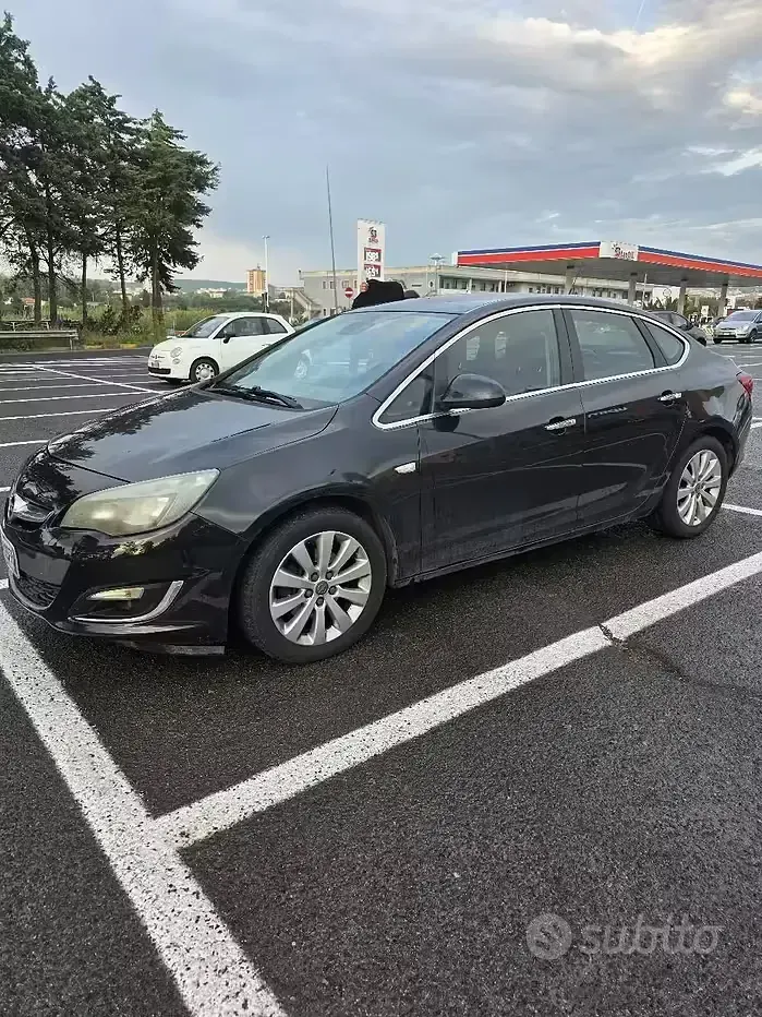 Usata Opel Astra Cosmo 110 CV (80 kW) 2013 Nero Berlina