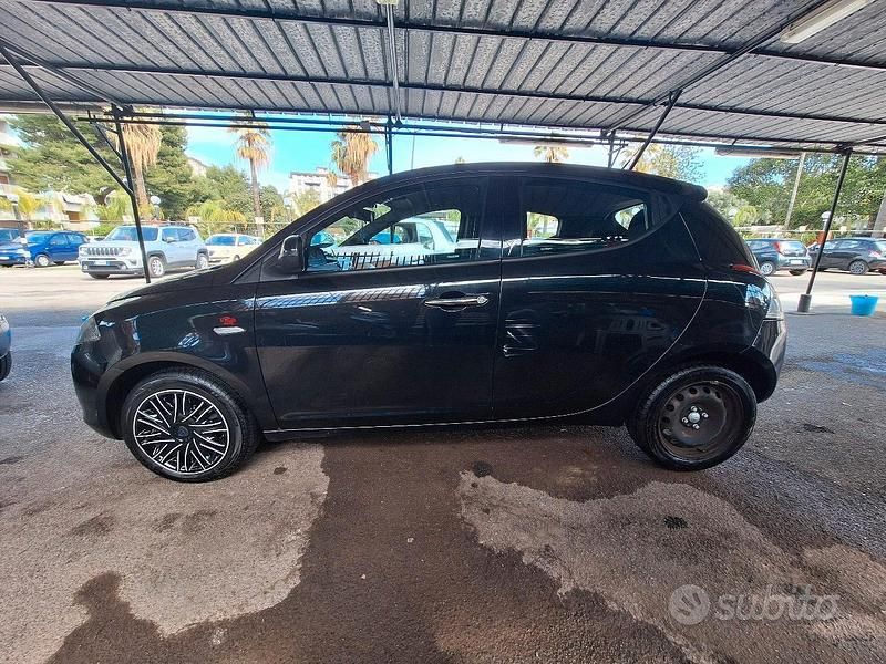 Usata Lancia Ypsilon 69 CV (50 kW) 2012 Nero Utilitaria