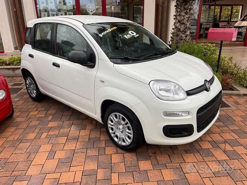 Bianco Nuova 2025 Fiat Panda Tre volumi | 13.990 € - Immagine 1/4