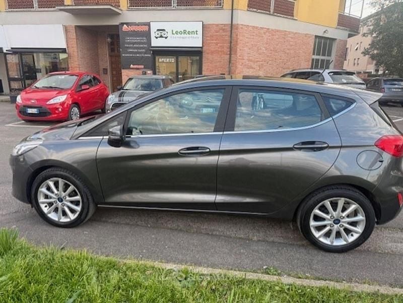 Usata Ford Fiesta 95 CV (69 kW) 2020 Gray Utilitaria