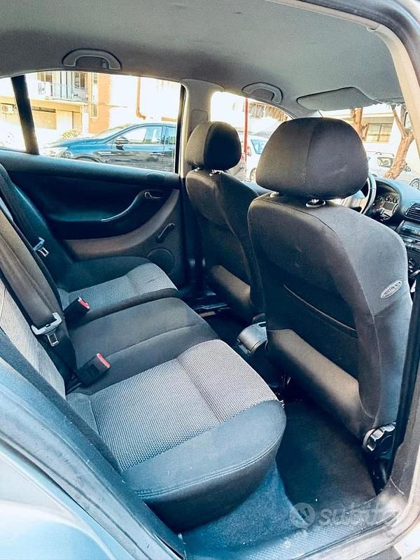 Usata Seat Leon 105 CV (77 kW) 2002 Grigio Berlina