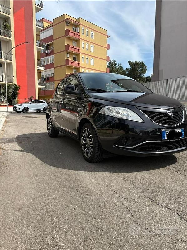 Usata Lancia Ypsilon Gold 95 CV (69 kW) 2017 Utilitaria