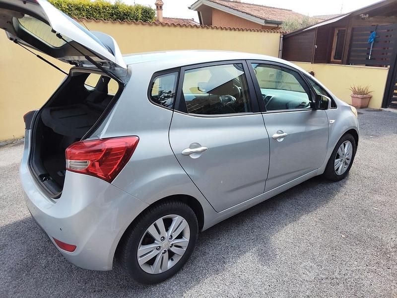 Begagnad Hyundai ix20 90 HK (66 kW) 2011 Grå Halvkombi