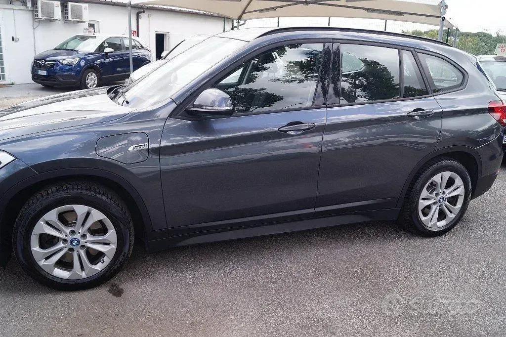 Käytetty BMW X1 Advantage 125 HP (91 kW) 2022 Harmaa Katumaasturi