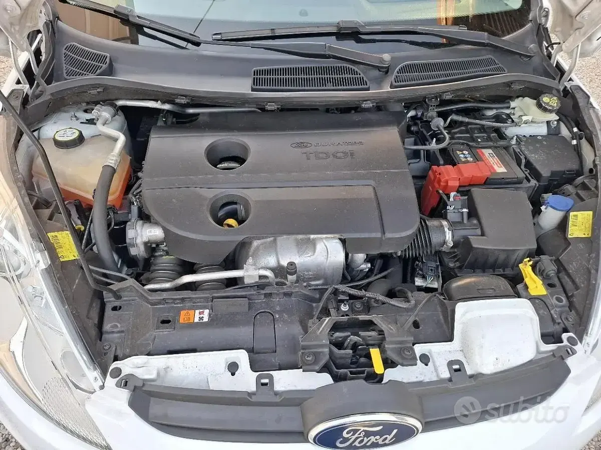 Usata Ford Fiesta 95 CV (69 kW) 2011 Bianco Berlina