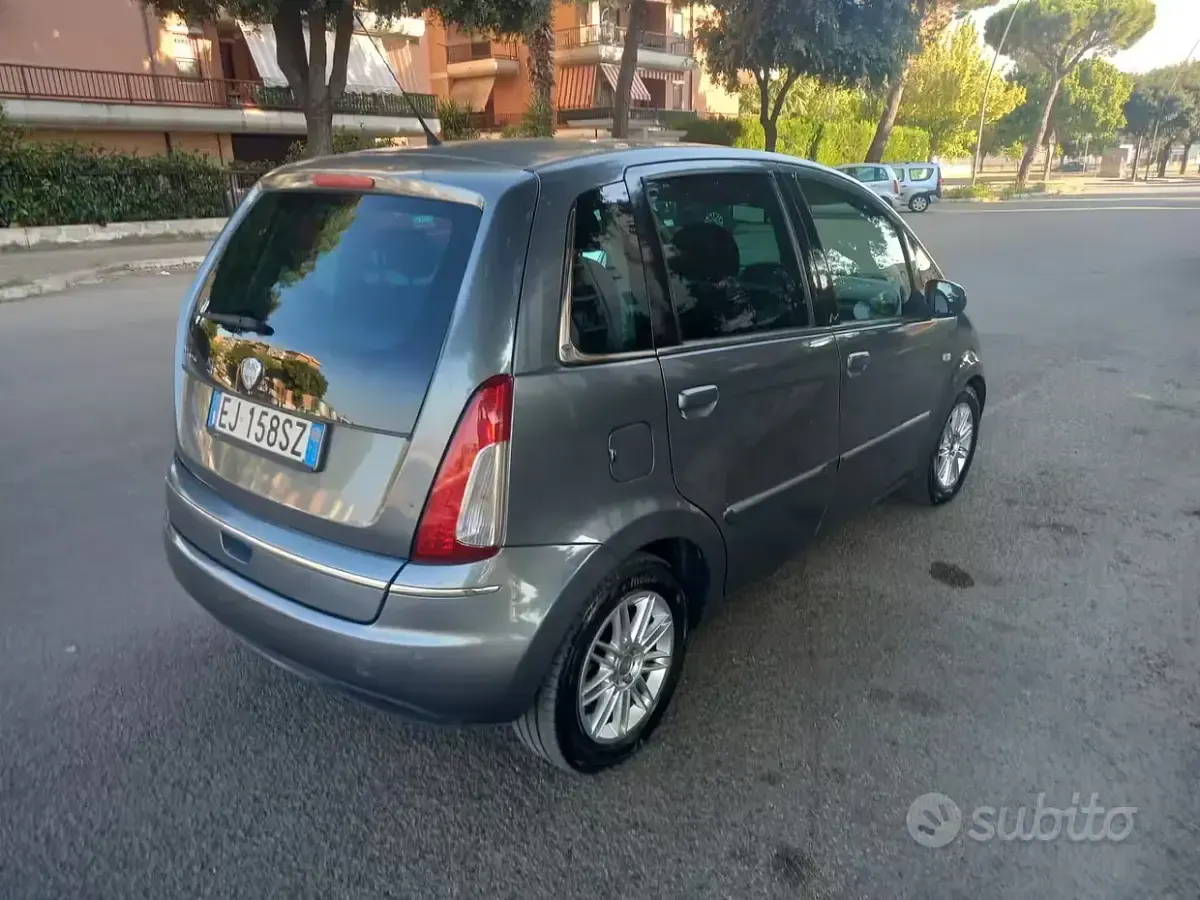Usata Lancia Musa 120 CV (88 kW) 2011 Grigio Monovolume