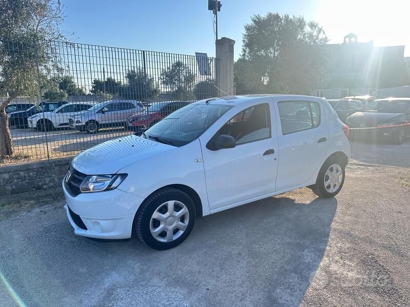 Bianco Usata 2013 Dacia Sandero Ambiance Due volumi | 7450 € (Molto cara) - Immagine 1/4
