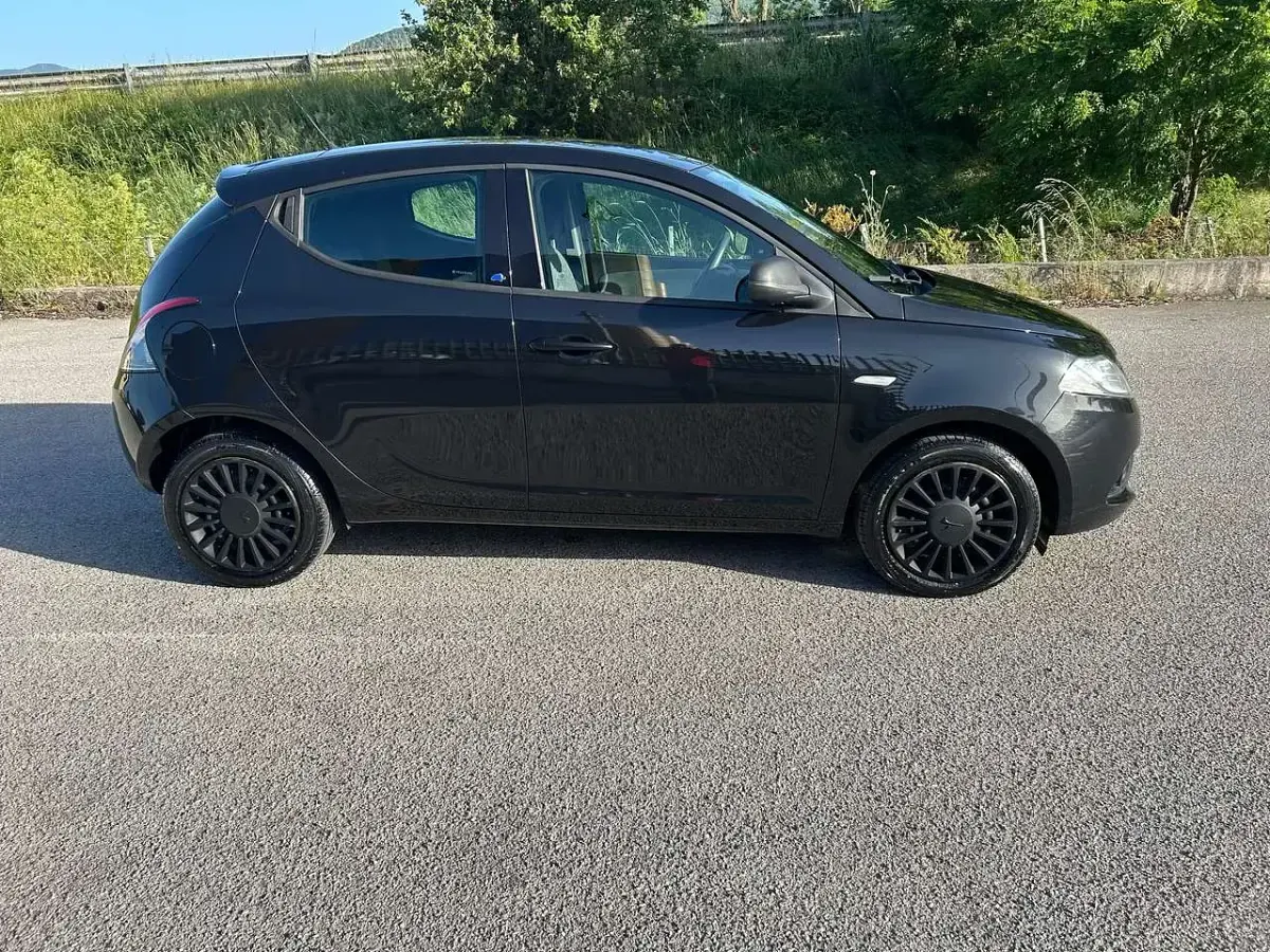Usata Lancia Ypsilon 69 CV (50 kW) 2018 Nero Utilitaria