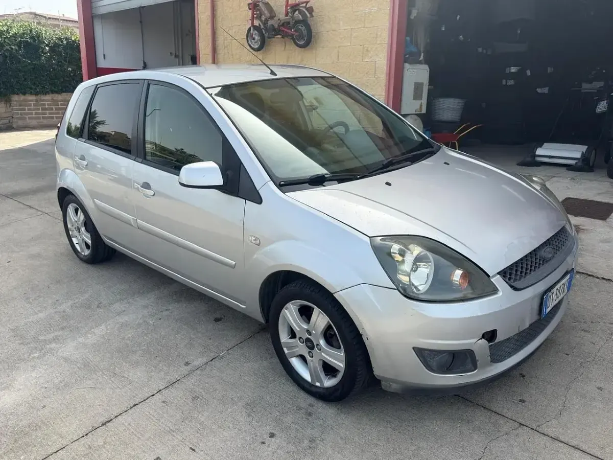 Usata Ford Fiesta Ghia 68 CV (50 kW) 2005 Argento Utilitaria