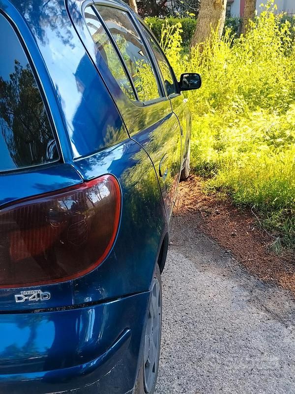 Usata Toyota Yaris 75 CV (55 kW) 2004 Blu Utilitaria