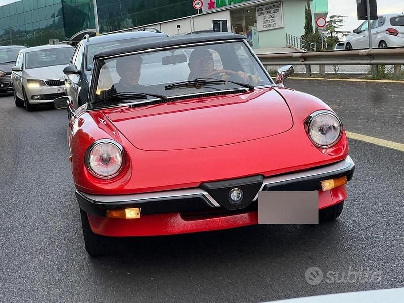 Usata Alfa Romeo Spider 104 CV (76 kW) 1984 Rosso Cabrio