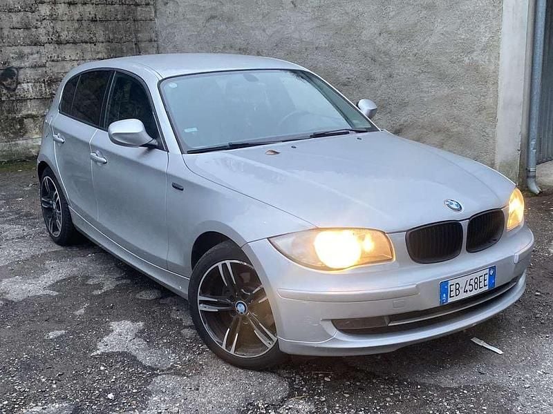 Argento Usata 2010 BMW 118 Due volumi | 4800 € (Buon prezzo) - Immagine 1/3