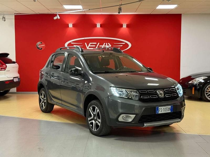 Grigio Usata 2018 Dacia Sandero Stepway Due volumi | 8790 € (Cara) - Immagine 1/4