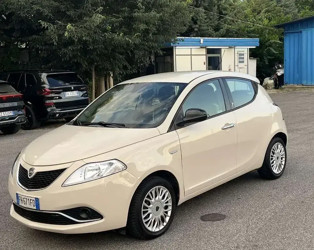 Usata Lancia Ypsilon Platinum 69 CV (50 kW) 2017 Giallo Utilitaria
