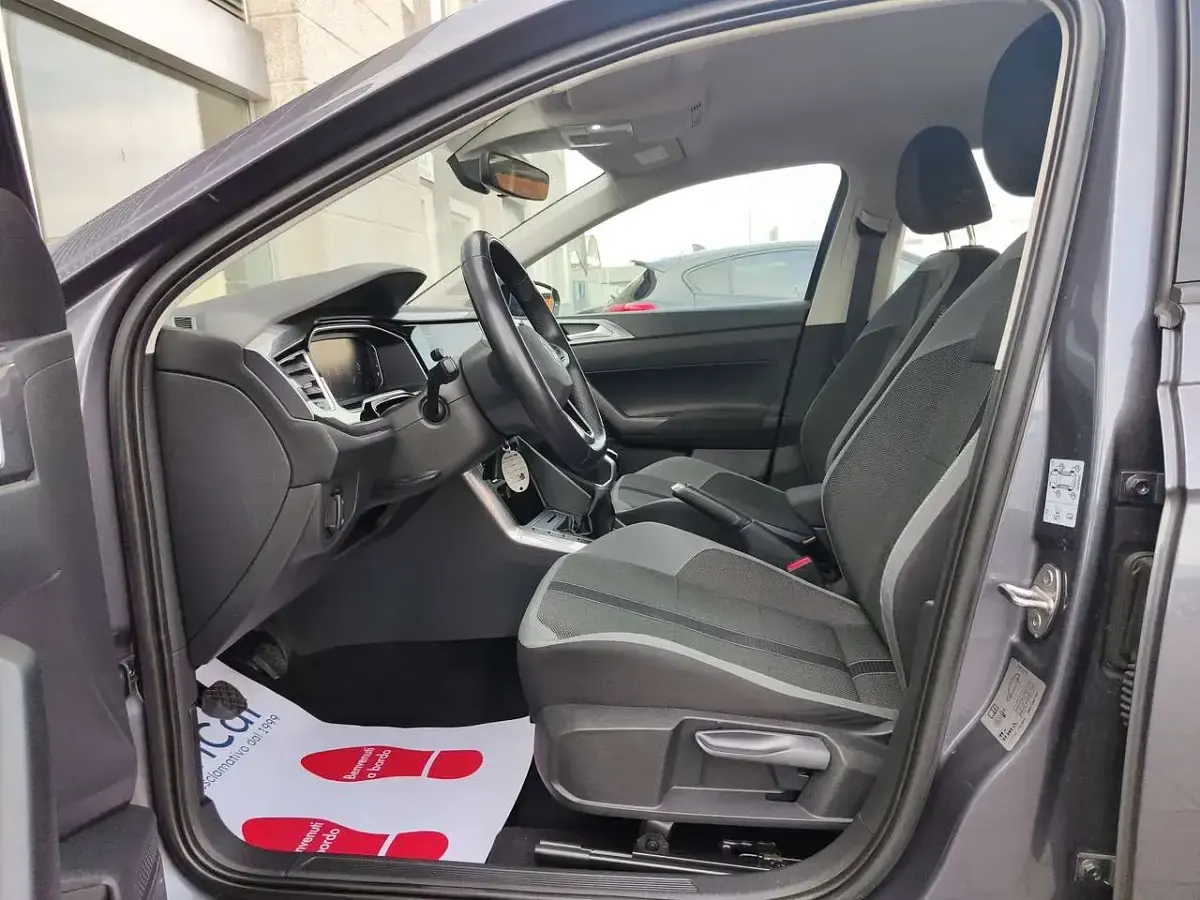 Usado VW Polo 95 CV (69 kW) 2023 Gris Utilitario