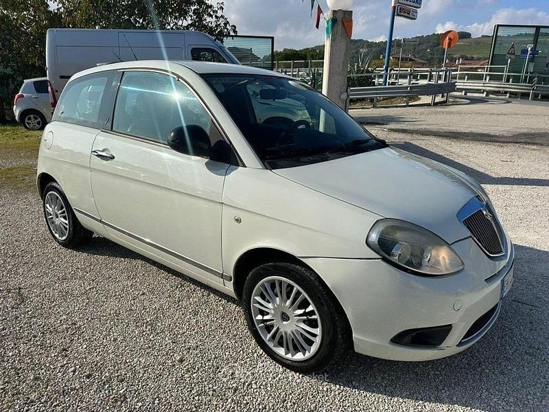Usata Lancia Ypsilon 75 CV (55 kW) 2011 Beige Utilitaria