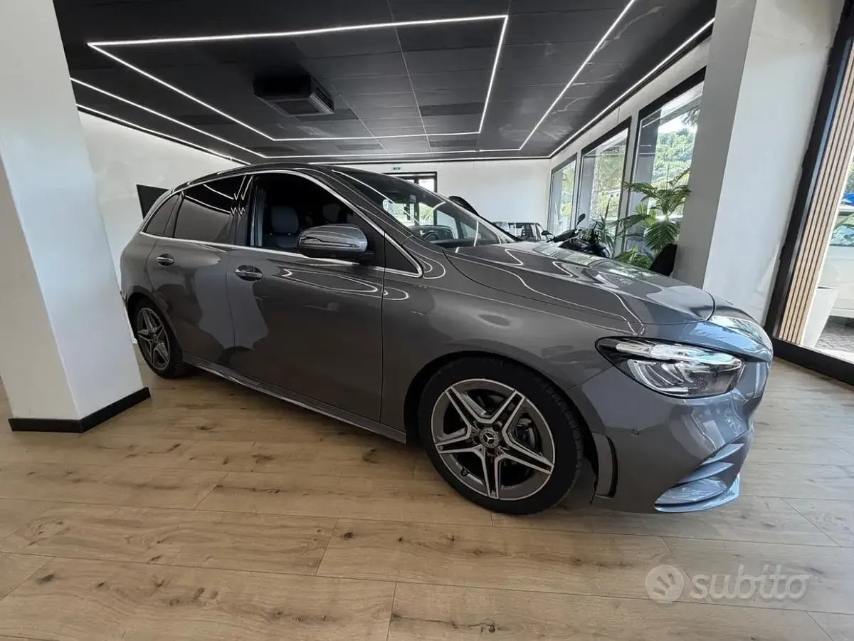 Usata Mercedes B180 AMG Line Premium 116 CV (85 kW) 2025 Grigio Utilitaria