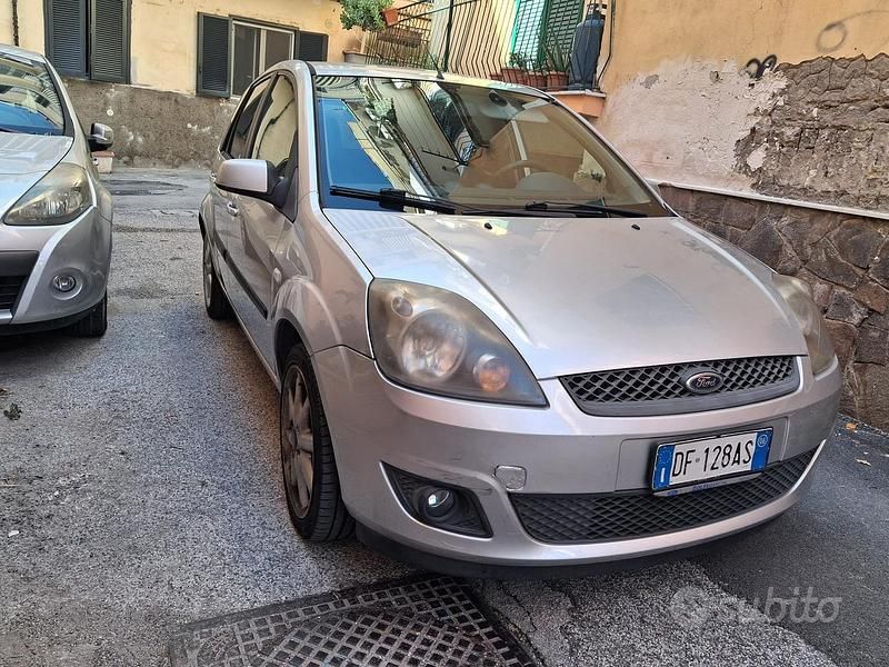Usata Ford Fiesta 68 CV (50 kW) 2006 Grigio Berlina