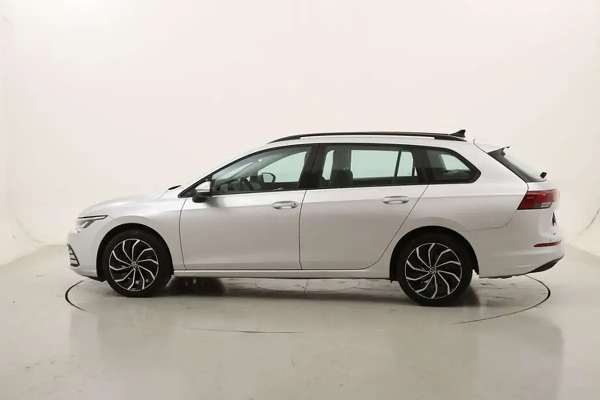 Usata VW Golf VIII Life 150 CV (110 kW) 2022 Argento Station wagon