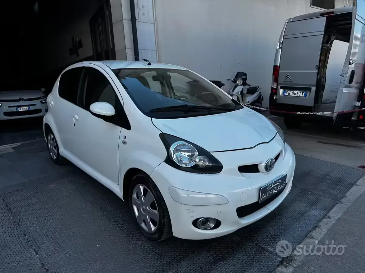Usata Toyota Aygo 68 CV (50 kW) 2012 Bianco Utilitaria
