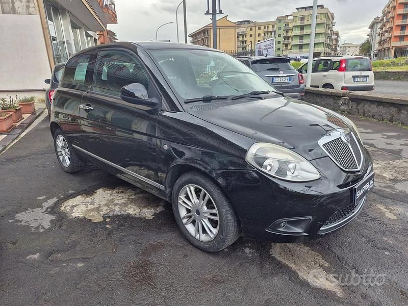 Usata Lancia Ypsilon 69 CV (50 kW) 2012 Nero Utilitaria