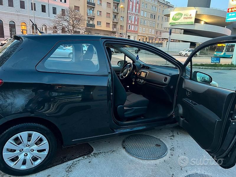 Second-hand Toyota Yaris 69 CP (50 kW) 2013 Negru Hatchback