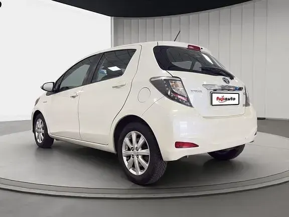 Second-hand Toyota Yaris Hybrid Lounge+ 101 CP (74 kW) 2013 Alb Berlinǎ