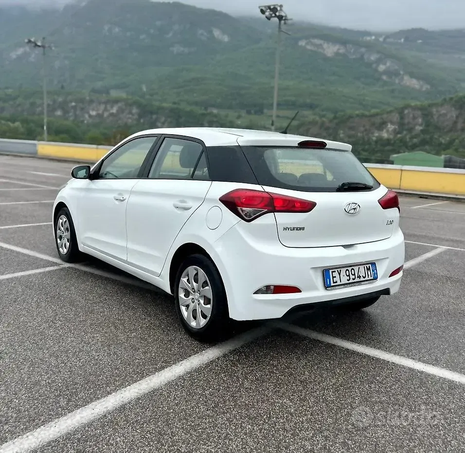 Usata Hyundai i20 Classic 75 CV (55 kW) 2015 Bianco Berlina