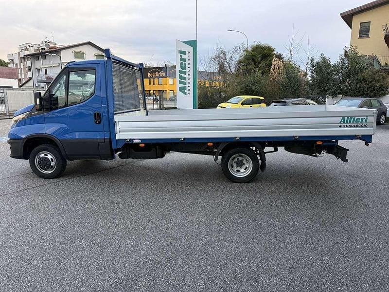 Usata Iveco 35.12 116 CV (85 kW) 2021 Blu/azzurro Furgone