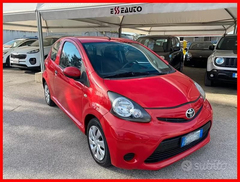 Usata Toyota Aygo Connect Style 68 CV (50 kW) 2012 Rosso Utilitaria