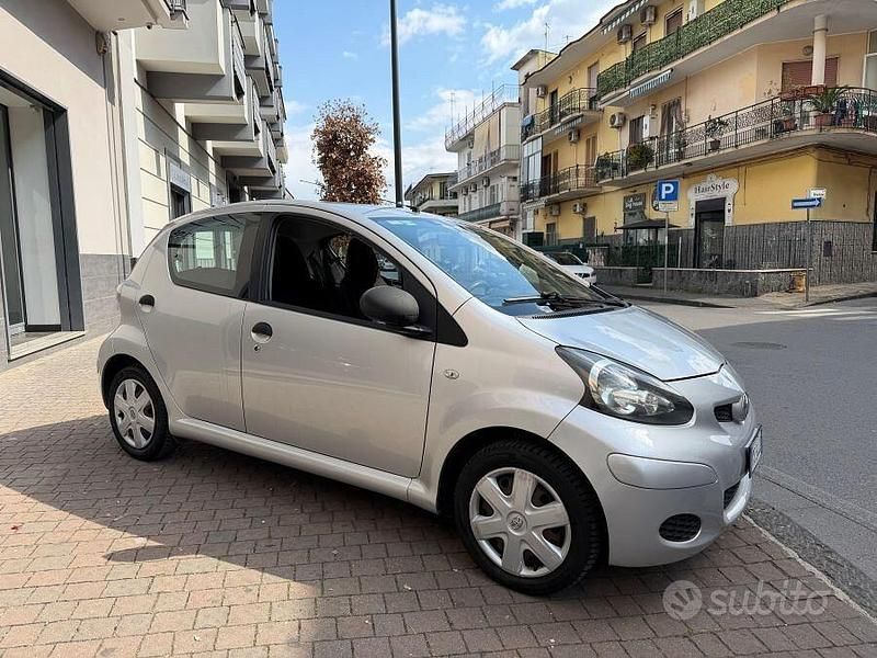 Usata Toyota Aygo Sol 69 CV (50 kW) 2010 Grigio Utilitaria