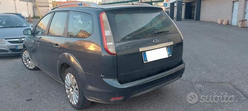 Usata Ford Focus 90 CV (66 kW) 2008 Grigio Station wagon
