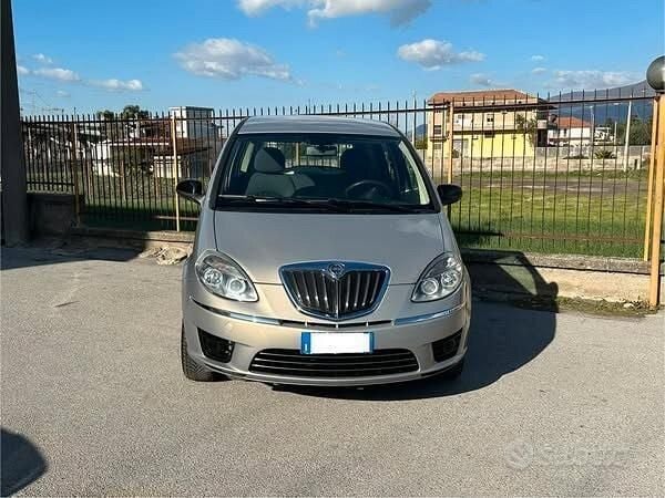 Usata Lancia Musa Gold 95 CV (69 kW) 2012 Grigio Monovolume