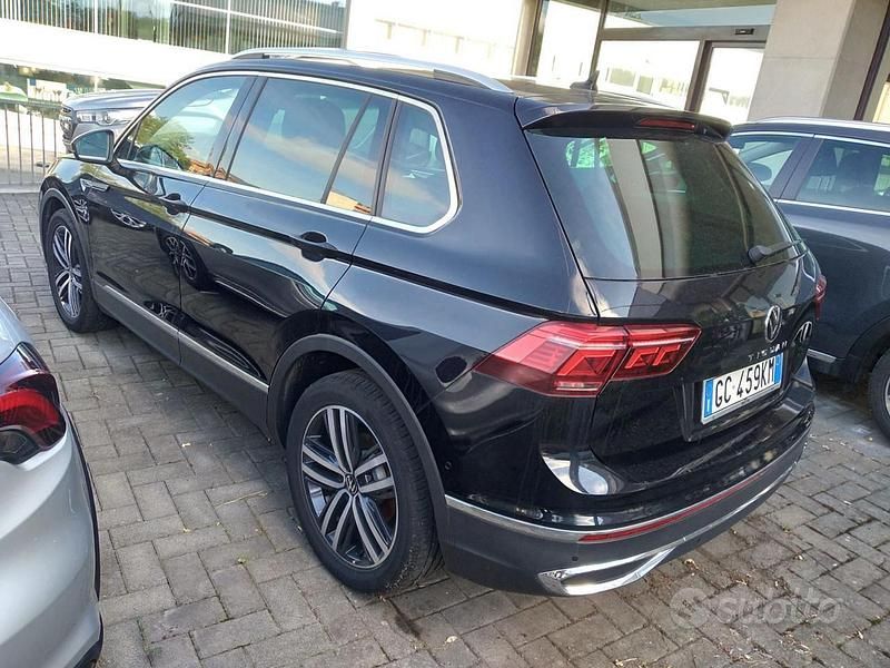 Usata VW Tiguan R-line 150 CV (110 kW) 2021 Nero SUV