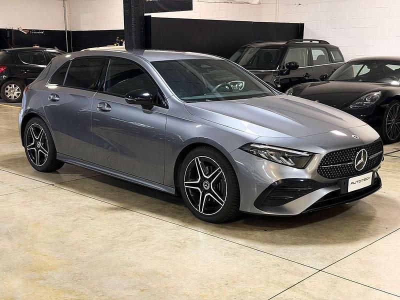 Grigio Usata 2023 Mercedes A200 AMG Line Premium Plus Berlina | 32.900 € (Buon prezzo) - Immagine 1/4