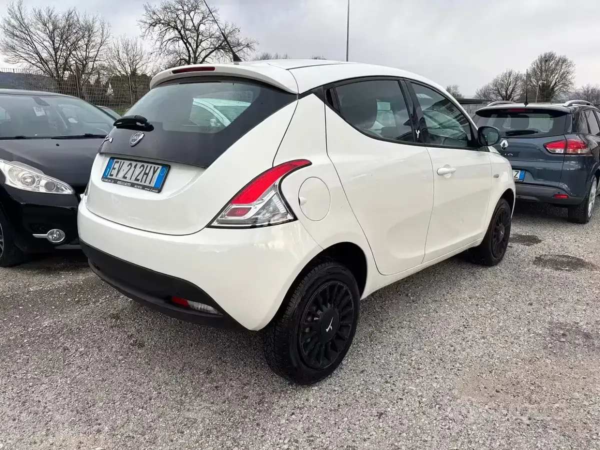 Usata Lancia Ypsilon 80 CV (58 kW) 2014 Bianco Utilitaria