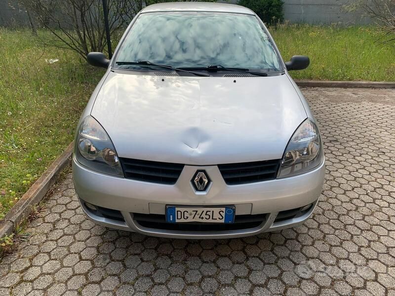 Grigio Usata 2007 Renault Clio II Utilitaria | 1500 € (Buon prezzo) - Immagine 1/2