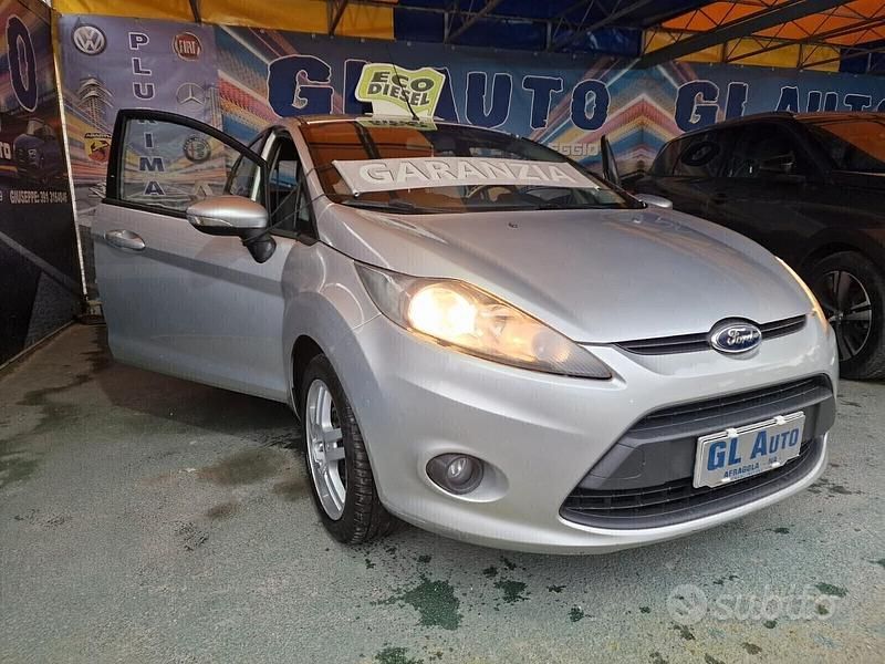 Grigio Usata 2011 Ford Fiesta Titanium Due volumi | 3499 € (Buon prezzo) - Immagine 1/4